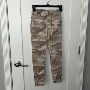 American Eagle Cargo Camo Joggers! Size 000 XS! EUC!